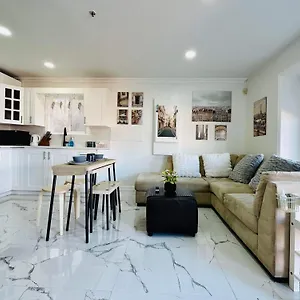 Homestay 2br 1ba Guest With King Bed - Free Parking - Renfrew Station - Location, Vancouver